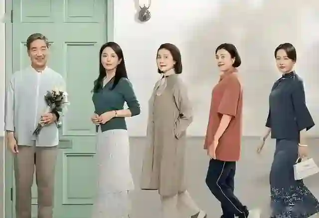 刘晓庆和经纪人一起合影，俩人看起来像母子，网友：比她男友帅