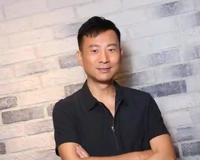 TVB前戏骨陈国邦被偶遇，被指撞脸吴千语老公，如今成为大学导师