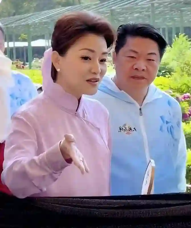 偶遇56岁杨澜素颜赏花，真实颜值，惊艳时光引热议