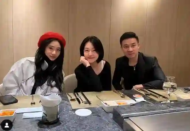 小S二女儿疑似整容，外貌模样大变，小S为女儿举办画展却关闭评论