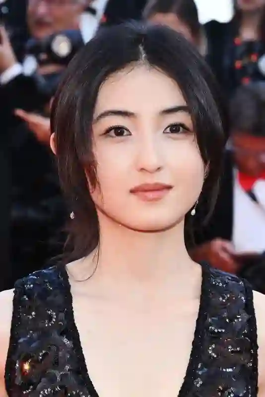 中国女星戛纳巅峰对决：她穿成东方名伶扛住生图，而她一改面相清纯变凌厉……