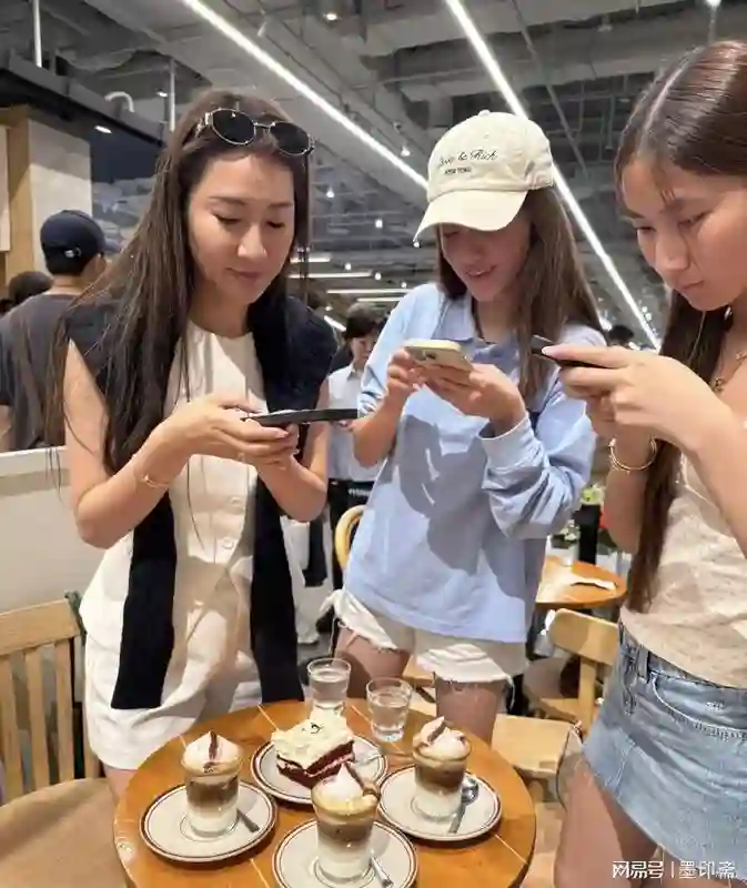 吴千语和闺蜜在香港逛街，老公施伯雄陪伴在侧，两人看起来好甜蜜