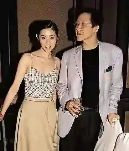 TVB前女星张玉珊与向华胜侄子合照，身家超3亿，深受向家人尊重