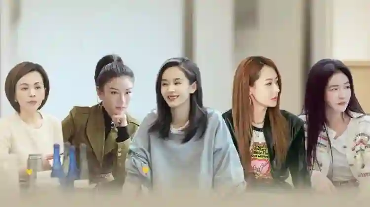38岁王子文和儿子手拉手露面，12岁豆芽身高赶上妈，<em>气质</em>憨厚随父