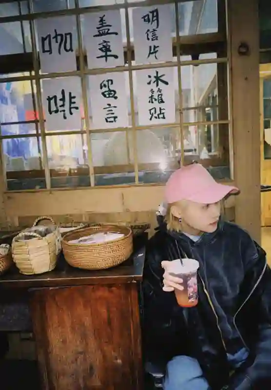 关晓彤金发粉帽扎低丸子头，轻松拿捏甜美松弛感