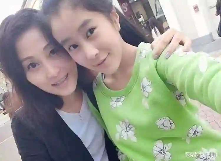 “白月光”黄圣依：下跪赵本山，甩掉杨子，如今醒悟，42岁不算晚