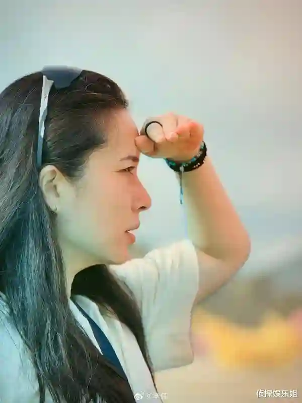 靳东老婆近照曝光，怼脸视角颜值惊艳，零皱纹却已满头白发