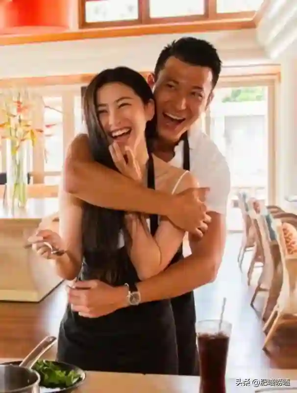 朱珠逛街穿拖鞋出行接地气，戴墨镜披长发又美又飒
