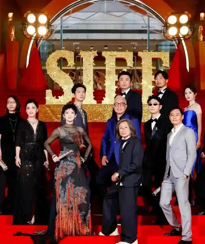 章子怡母女观看《酱园弄》首映，10岁醒醒超可爱，陈可辛为其让座