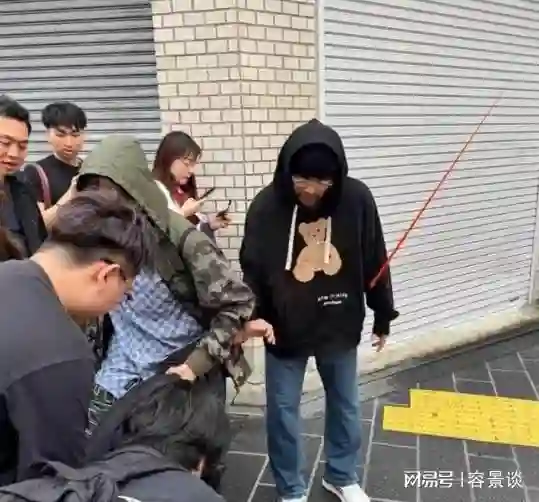 46岁周杰伦近况曝光，脸部憔悴走路需要人扶，刘畊宏的话应验了
