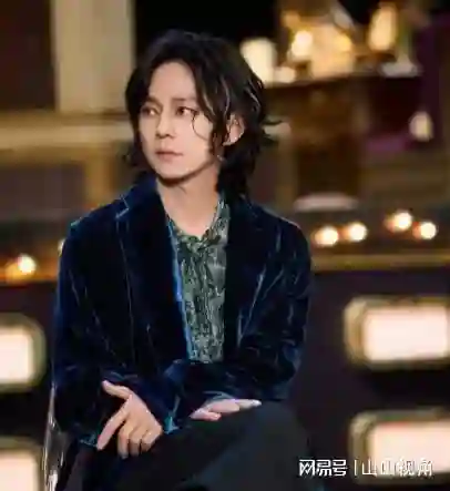何炅“伪善面具”被撕碎？父母离世、无妻无子的他，到底做了什么