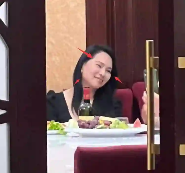 伊能静法国吃大餐被偷拍，素颜面相变了认不出，和秦昊都太爱粉色