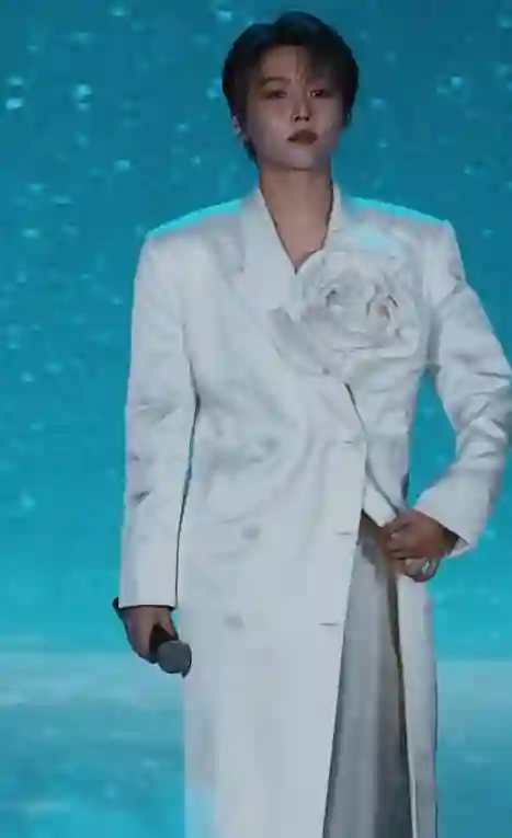 中国电影导演之夜：宋佳满分贵气，刘雨昕造型怪，周笔畅你穿的啥