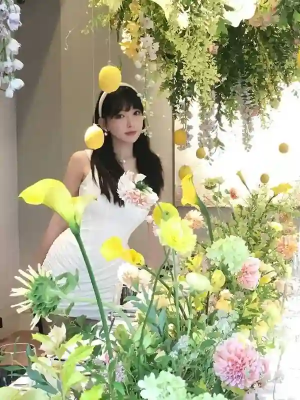 程潇白色包臀裙勾勒S曲线！与鲜花同框秒变氧气美女，氛围感拉满