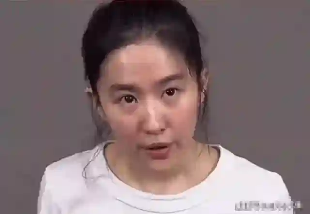 刘亦菲素颜出镜，与路人无差别，网友：这才是真实状态