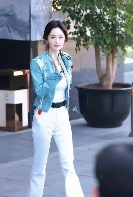 杨幂高马尾编发配蓝色夹克 活力造型尽显清新少女感
