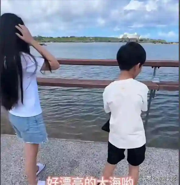 汪小菲信守承诺带娃玩，小玥儿露正脸了，太像大S，S妈又沉默了