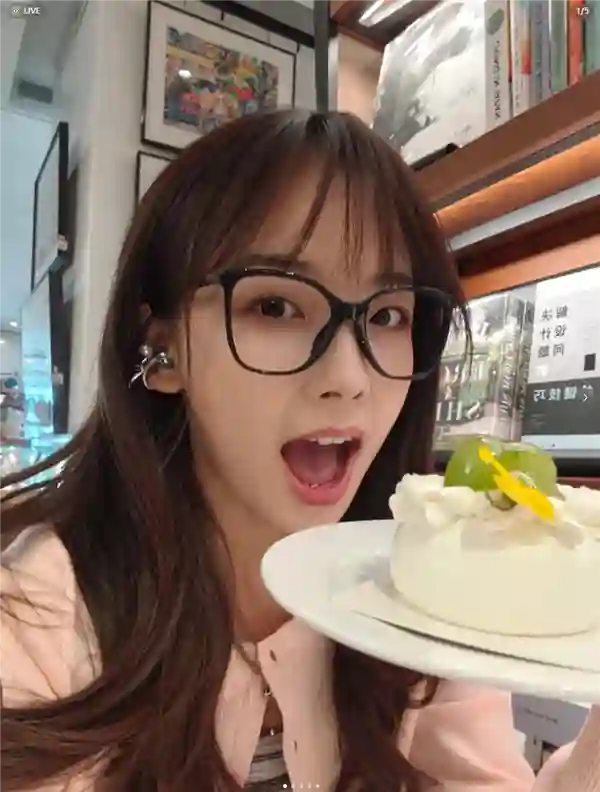 王冰冰手持OPPO Reno14自拍：人鱼姬配色 这颜值太梦幻