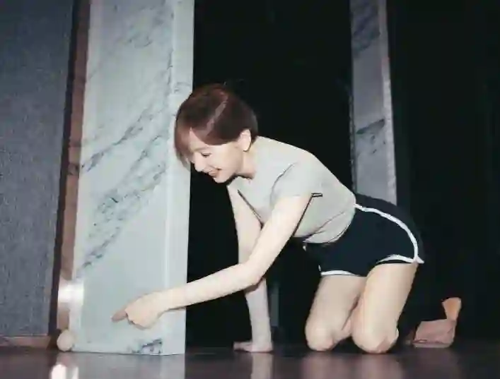 42岁王心凌端午节晒照！表演“立蛋”游戏好厉害，穿着少女好有料