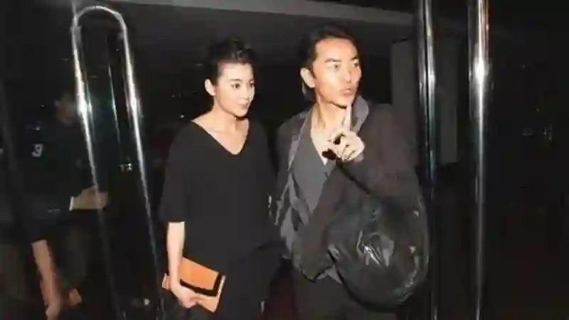58岁丁克郑伊健遭网友吐槽：脸肿发少，明显不如陈小春
