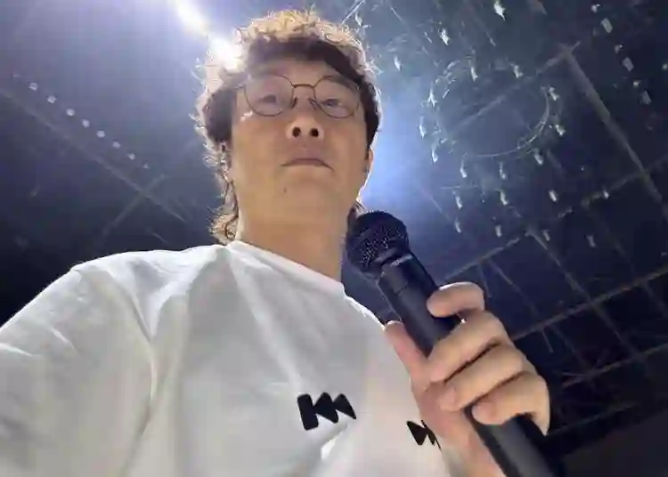 陈奕迅康复后首晒照：现场彩排状态佳，与友人一起合照