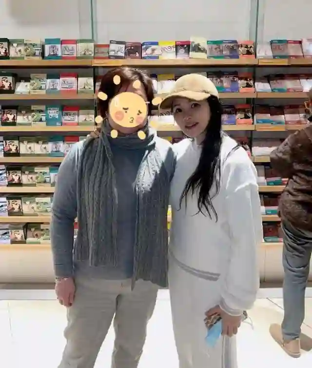 57岁伊能静英国被偶遇！五一带婆婆女儿度假，素颜皮肤好未见秦昊