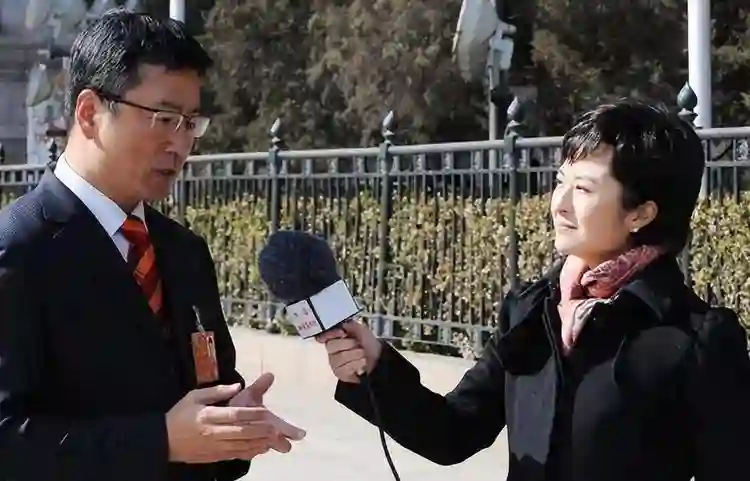 她曾是央视一枝花，低调嫁大18岁李铁为妻，如今52岁已满头白发