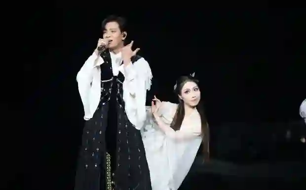 陈晓东西装革履现身女儿小学毕业典礼 状态年轻似哥哥