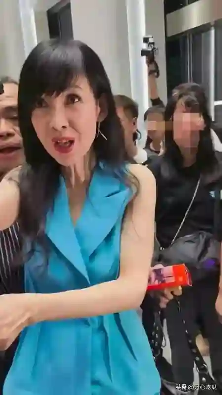 天呐这是周慧敏老到认不出来！罕见露面，牙齿凸嘴巴歪，面相变了
