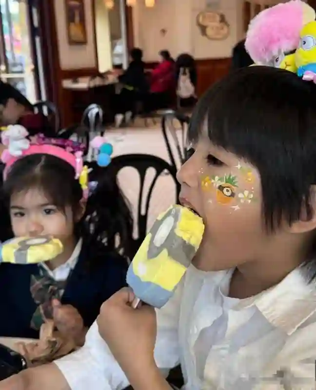 姜潮一家去环球影城，麦迪娜又瘦又高不像二孩妈，3岁女儿成团宠