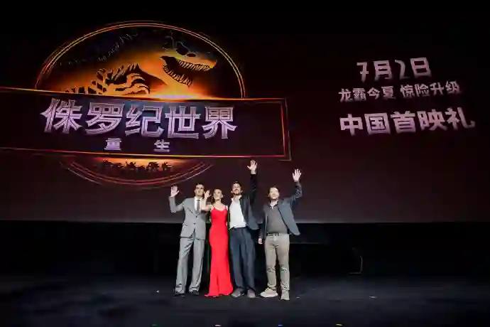 《侏罗纪世界：重生》中国首映礼斯嘉丽红裙亮相 龙霸今夏征服观众