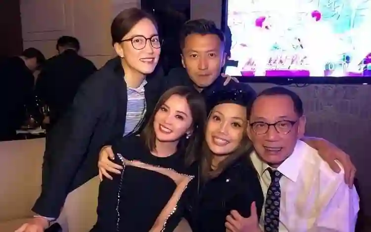 澳门晚宴暴露咖位，刘嘉玲侧身让位，张柏芝上不了桌 C位令人意外