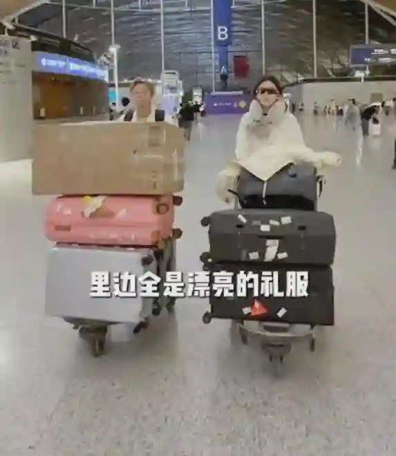 62岁阿汤哥和34岁赵樱子握手，阿汤哥一脸褶子，赵樱子姿态卑微