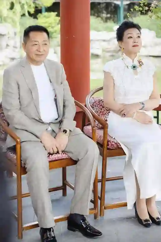 汪小菲520深夜晒婚照高调示爱马筱梅，张兰前夫同框引热议