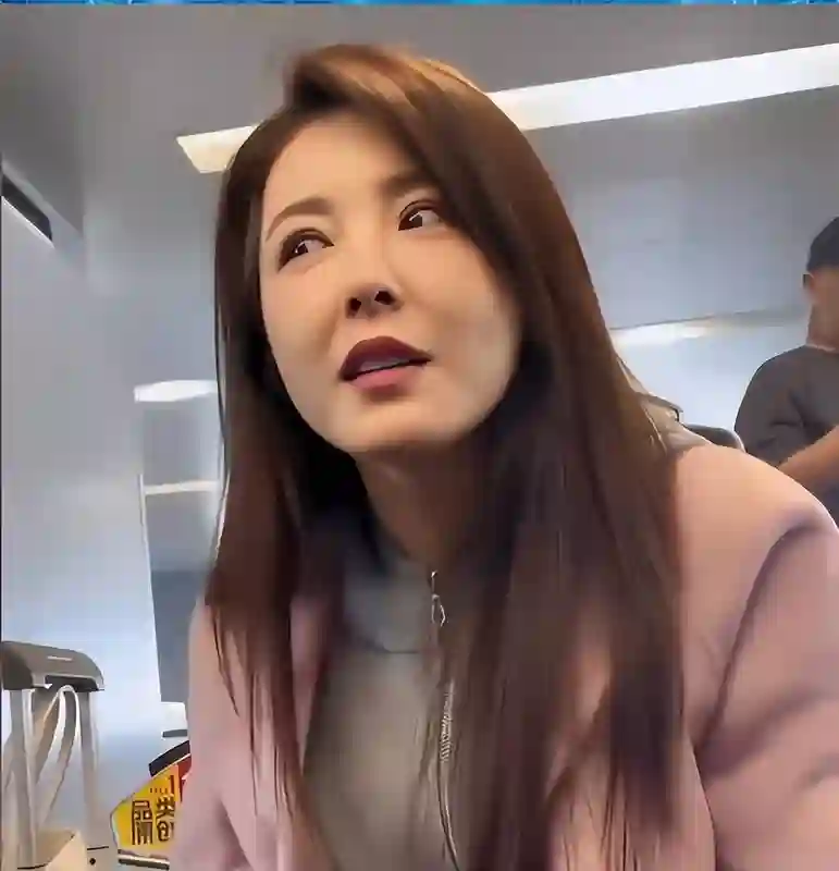 卖粉丝礼物，反要粉丝道歉？曾黎现身回应，网友：不火是有原因的