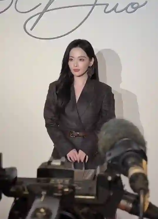 张嘉倪风波后首现身！与陈都灵何瑞贤陆柯燃同框引热议