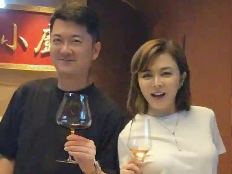 关之琳出席聚会与前任同框，喝香槟唱歌好欢乐，对方现任女友也在