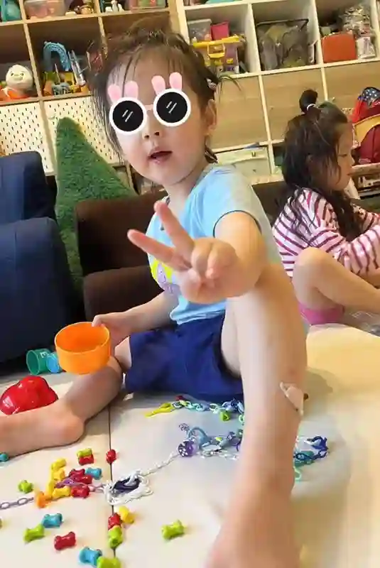郭碧婷给儿子过三岁生日，小向笙留长发像向佐，生日待遇不如姐姐