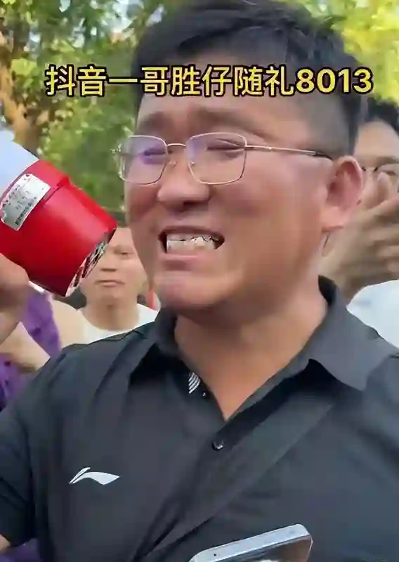 忘本？大鹏被网红姜涛讨要结婚份子钱，被爆不回消息，已结识10年