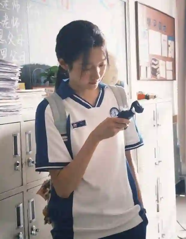 关晓彤晒新剧片场照，单马尾校服造型青春感爆棚