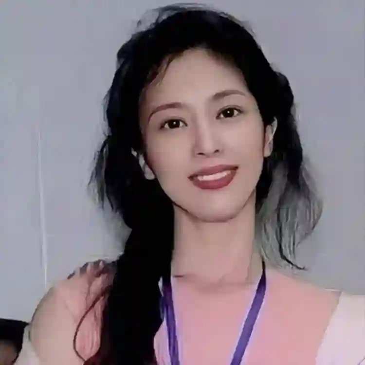 刘亦菲母亲刘晓莉：长得比女儿还漂亮，两婚两离，66岁单身也幸福