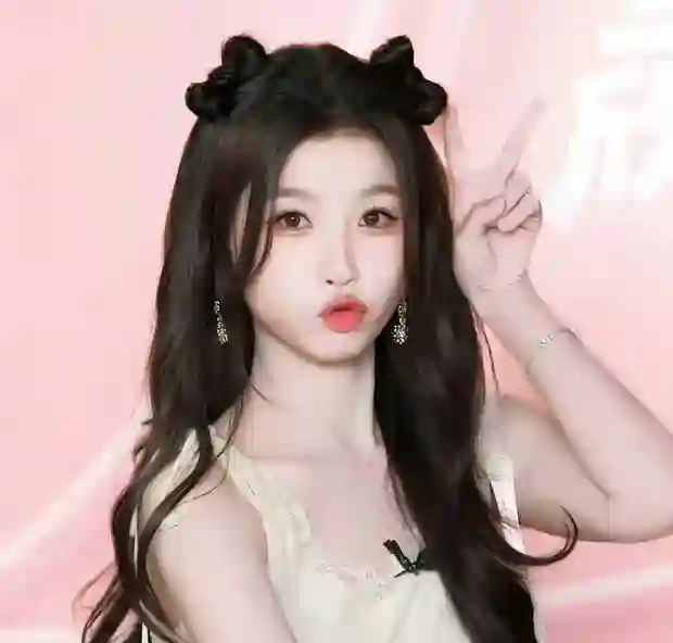 虞书欣蝴蝶结猫耳造型<em>甜度</em>超标！对镜比心嘟嘴萌化少女感拉满