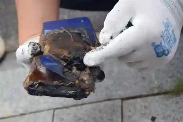 手机在车内暴晒引发爆炸差点毁了一辆车：这些“定时炸弹”要远离