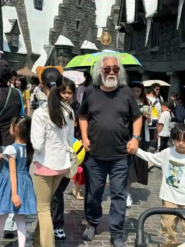 74岁张纪中黑脸训斥老婆：3个保姆都不敢劝架，游客也被吓的远离