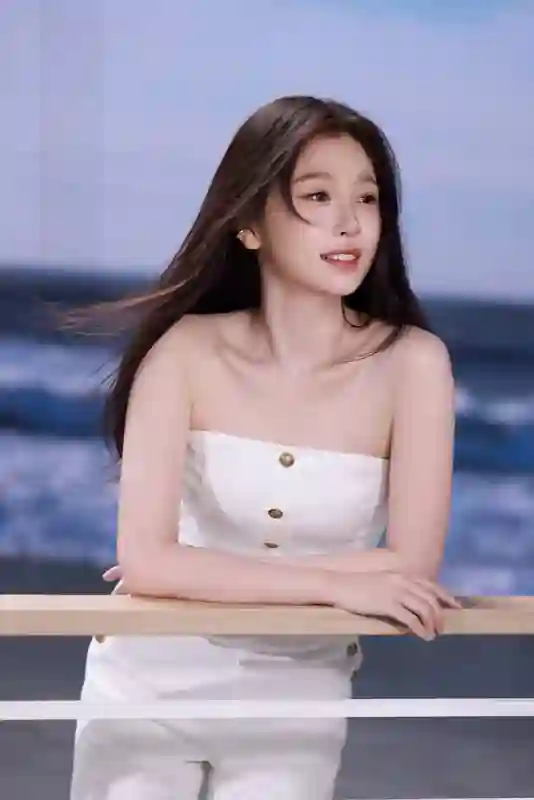 虞书欣白色<em>抹胸</em>写真释出：小蛮腰抢镜尽显迷人好身材