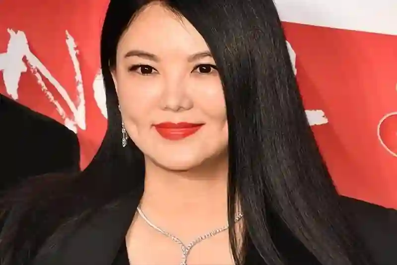 李湘真实照片被扒！没开美颜满脸黢黑，网友：胖得超乎想象！