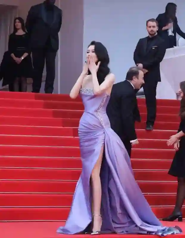 中国女星戛纳巅峰对决：她穿成东方名伶扛住生图，而她一改面相清纯变凌厉……