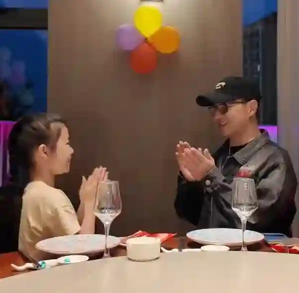 汪峰父亲节超忙！独自带三娃累到动弹不得，最宠章子怡的孩子