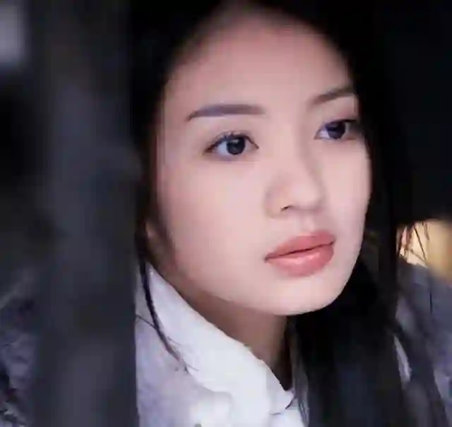 老公陈荣炼被捕，豪门梦碎，独自带俩娃的安以轩现在怎样了？