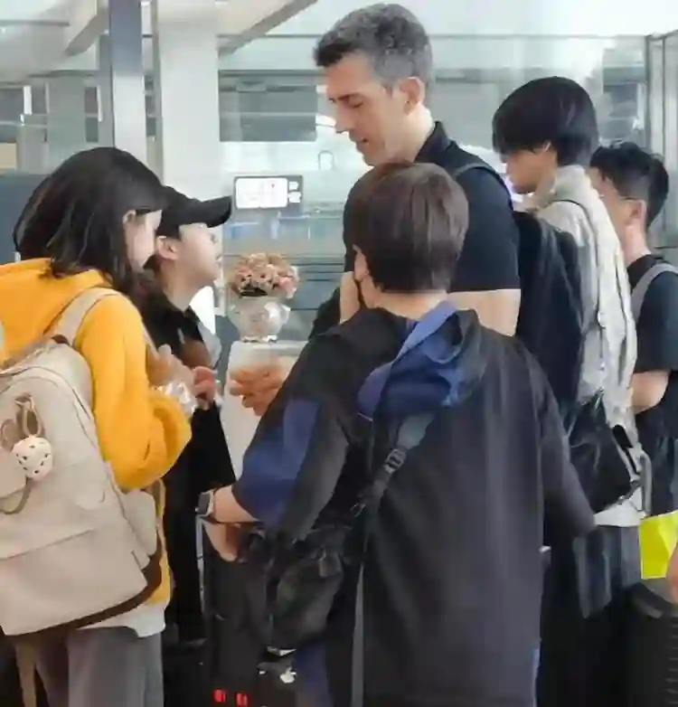 梁咏琪一家出游被偶遇！10岁女儿个头超爸爸肩膀，外籍老公超帅气